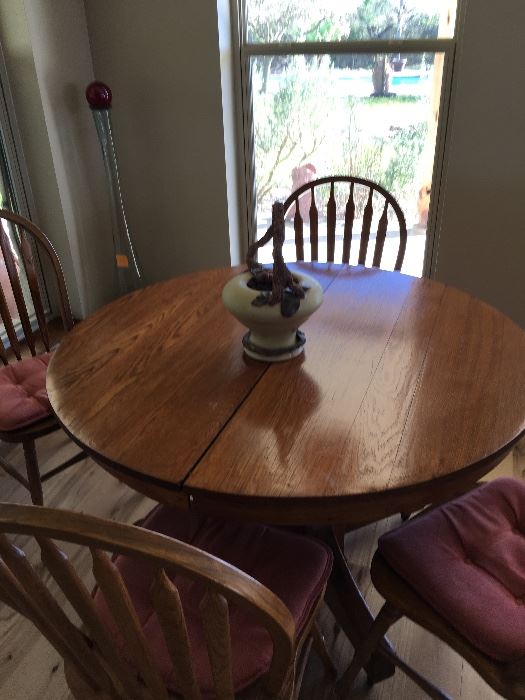 Round dining table w/4 chairs