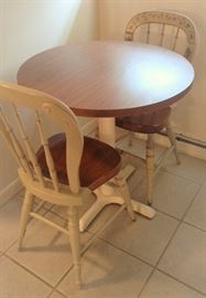 Round Table w/2 Chairs