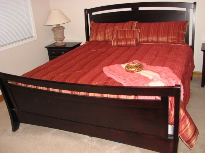 king bed and 2 night stands