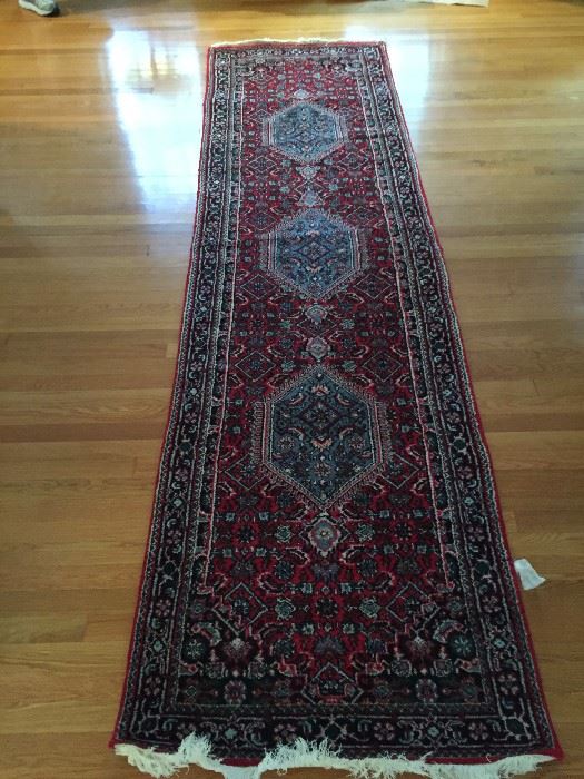 Beautiful Indian Runner Rug, Handmade I India, size 2.08x9.10, New Condition, 3 Medallions, cleaned.