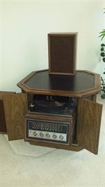 Hidaway turntable system w/radio - works