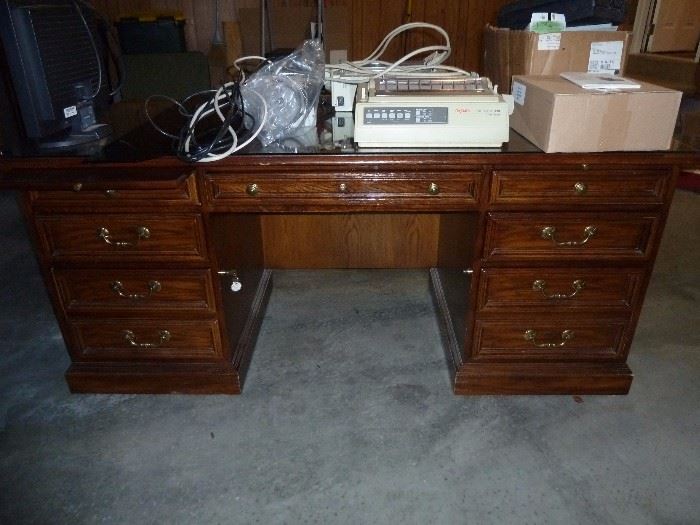 Executive desk with glass top great condition, key and lock