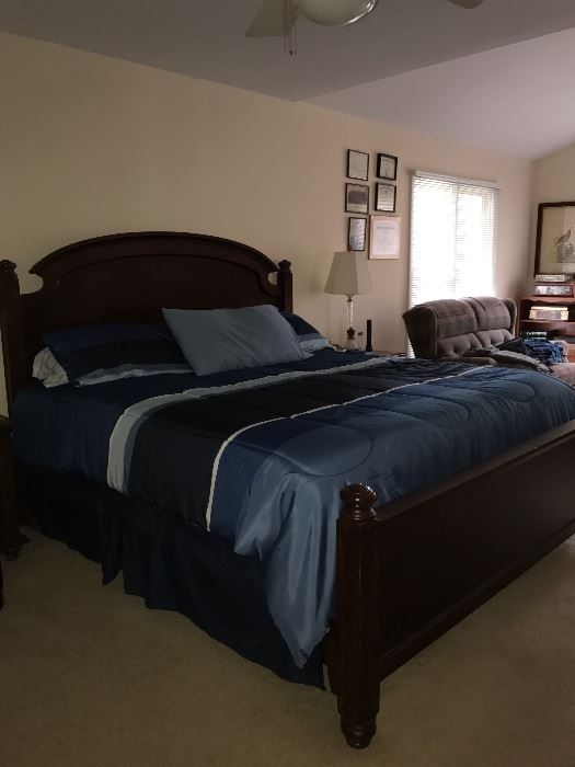 King sized Broyhill bed