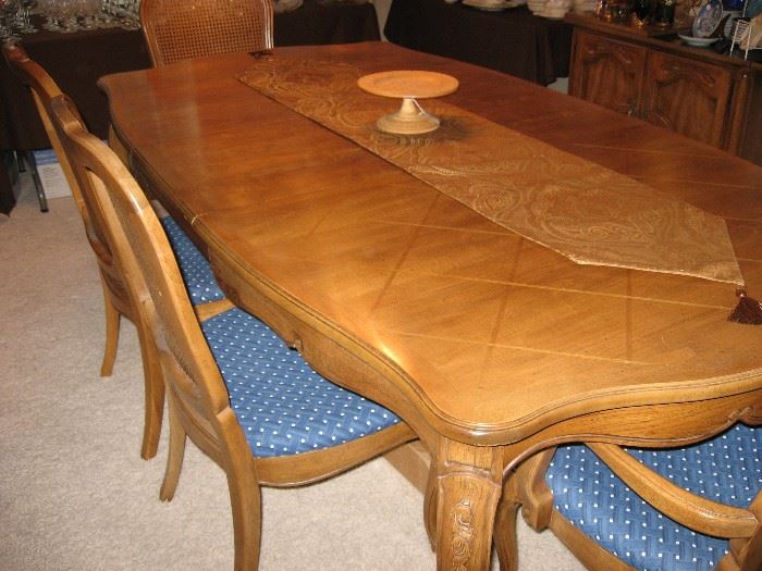 Dinning table w/ leaves and pads