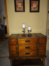 Console table w/ matching Trunk Style storage coffee table & matching end tables and lamps 