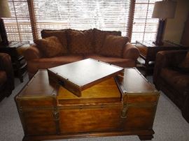 Trunk Style storage coffee table w/matching end tables and lamps 