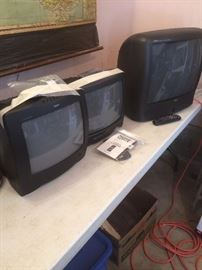 2 RCA TV's & the middle one is a Sansui TV