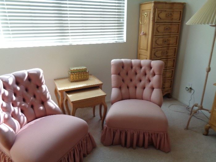 Chairs/tables/lingerie chest