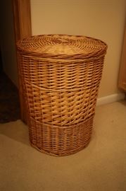 Wicker clothes basket / hamper