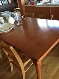 Beautiful dining table and chairs - Perfect!
