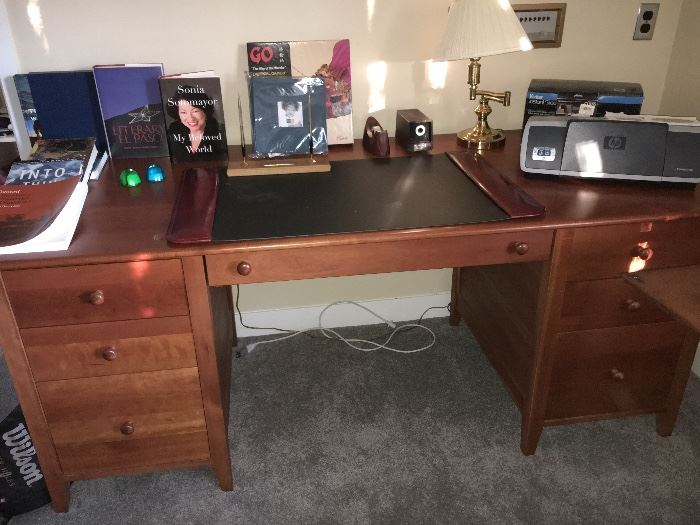 This a great desk in perfect condition!
