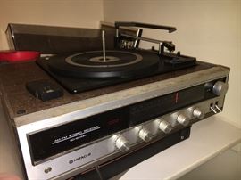 Hitachi turntable