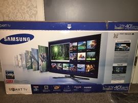 Samsung Smart TV 40" Series 6400 - New