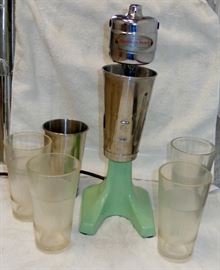 VINTAGE JADEITE HAMILTON BEACH MALT MIXER 4 ANCHOR HOCKING MALT GLASSES 1 EXTRA MALT MIXING MUG