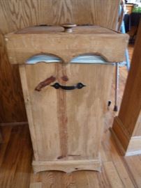 Wood trash bin with lid
