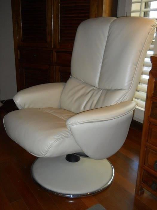 Leather modern recliner and rocker and swivel very prisitne and modern