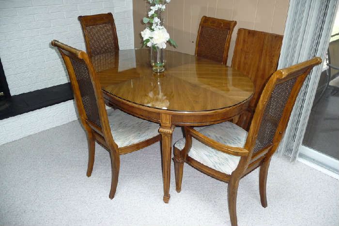 Dining Table W/6 Chairs & Leaf