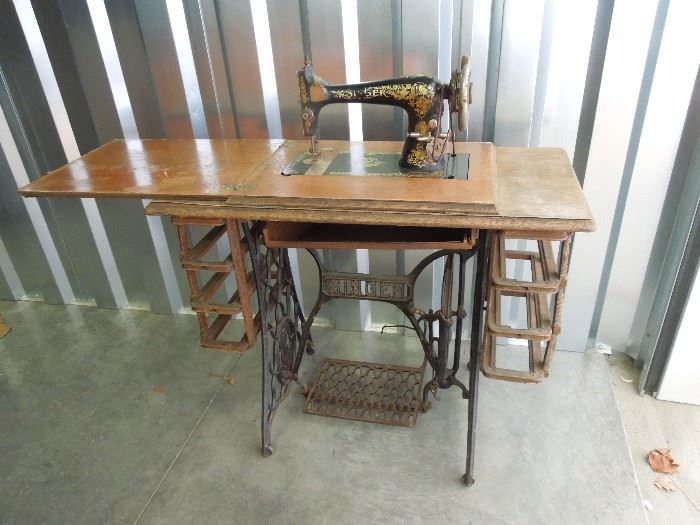 Vintage Singer Sewing Machine. No drawers.