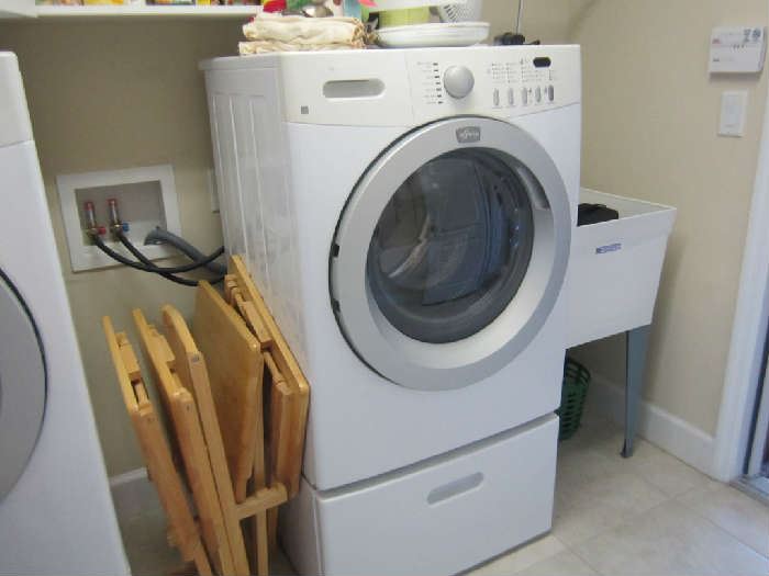 Frigidaire Washer dryer - snack tables in stand