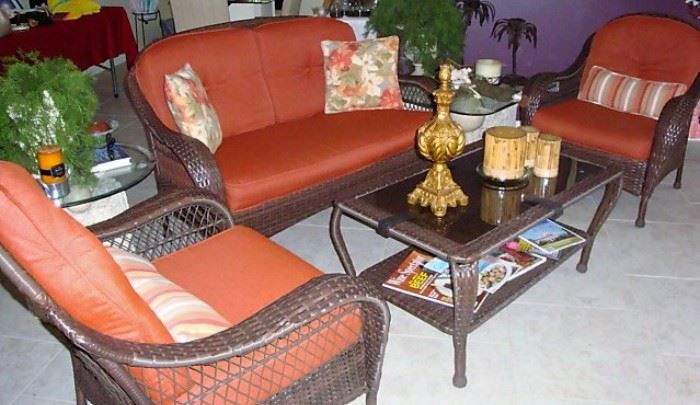 WICKER SETTEE, CHAIRS & TABLE