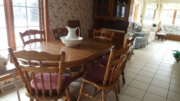 Large kitchen table with 6 chairs 