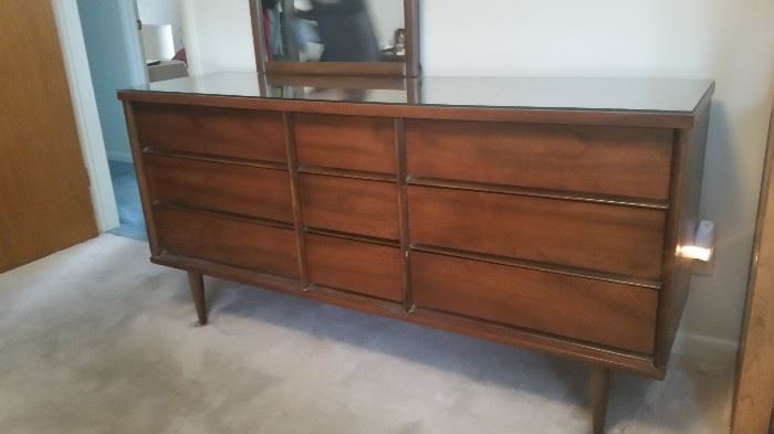 9-drawer Harmony House dresser with mirror