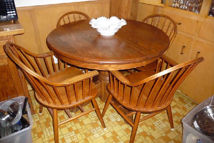 WOOD KITCHEN TABLE W/2 LEAFS & 4 CHAIRS