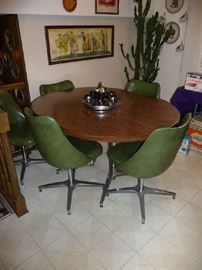 VINTAGE KITCHEN TABLE W/1 LEAF & 5 CHAIRS