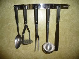 KITCHEN UTENSILS W/HOLDER