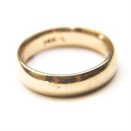 14K Yellow Gold Band: A 14K yellow gold, smooth band.