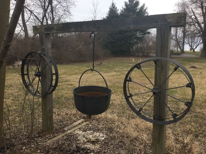 Forged iron double-rim wheels and hanging cauldron