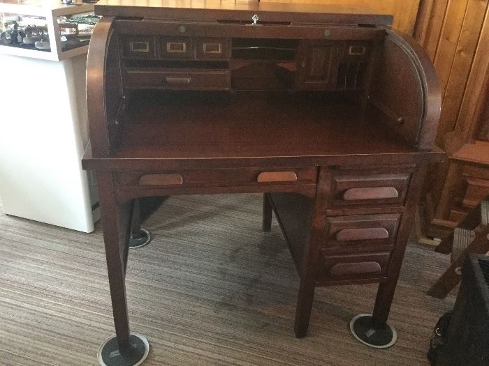 Original finish C-rolltop desk ..1910