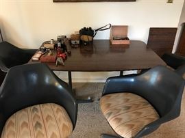 Dining Set with 4 bucket chairs in the style of Burke Texas for Knoll