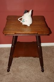 Antique Turned leg end table. NICE!