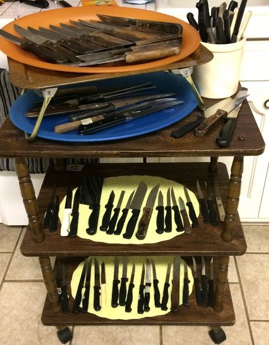 Kitchen knives and lots of pocket and hunting knives in the second building (the shop)