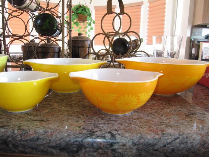 Pyrex Daisy nesting bowls