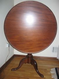 18th Century mahogany Sheraton tilt top table.