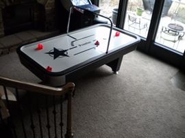 Air hockey table