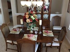 Provincial dining table. Lovely as it is! Wouldn't it be great with a chalk painted base and a dark stained top?