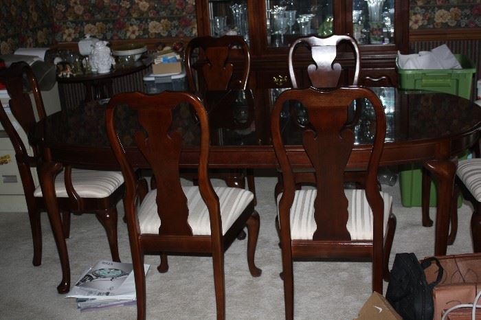 MAHOGANY DINING TABLE ~ 2 LEAVES ~ 8 CHAIRS