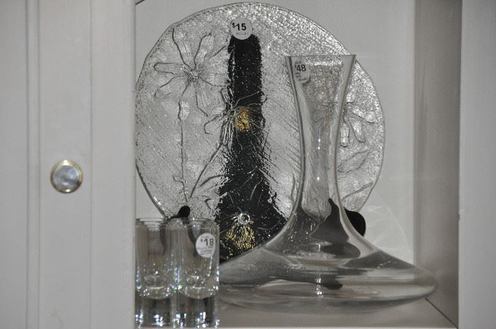 Glass "Daisy" serving platter, wine decanter and shot glasses