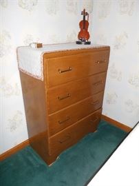 Four-drawer chest of drawers