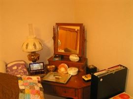 Corner Desk with Separate Mirror