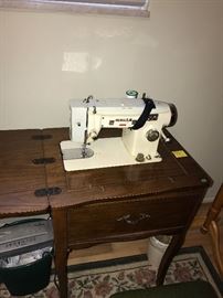 WHITE SEWING MACHINE WITH TABLE AND CHAIR