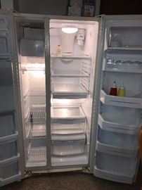 WHITE GENERAL ELECTRIC FRENCH DOOR REFRIGERATOR