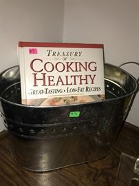 METAL BASKET AND COOKING HEALTY BOOK