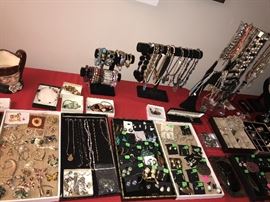 LOTS OF COSTUME JEWELRY, VINTAGE RHINESTONE JEWELRY