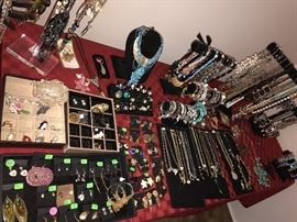 LOTS OF COSTUME JEWELRY, VINTAGE RHINESTONE JEWELRY