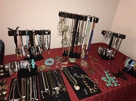 LOTS OF COSTUME JEWELRY, VINTAGE RHINESTONE JEWELRY
