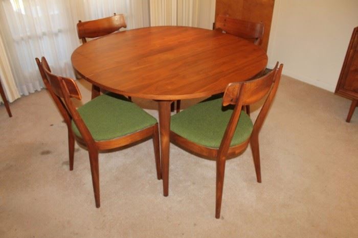 Vintage mid century modern Drexel dining table and 5 chairs, 2 leaves